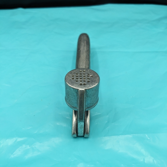 Vintage Garlic Press Handheld Garlic Juicer Vintage Kitchen Gadget Japan - Picture 3 of 10